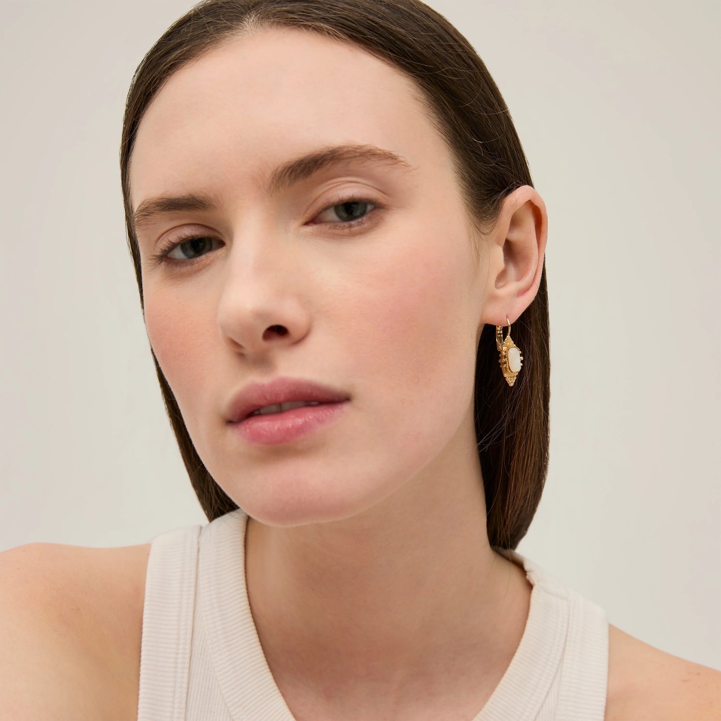 Boucles d'oreilles GAS Bijoux - Serti Talisman or - Nacre blanche